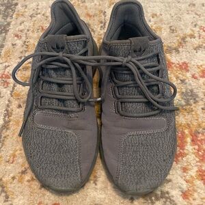 Adidas Tubular shadow trace